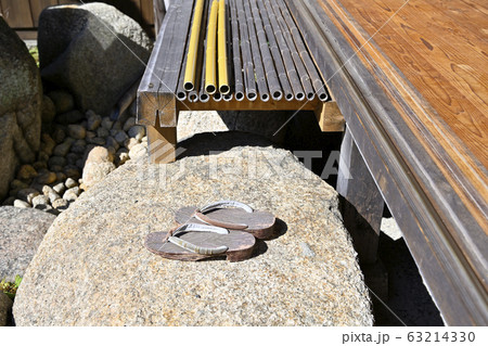 靴脱石と草履 63214330