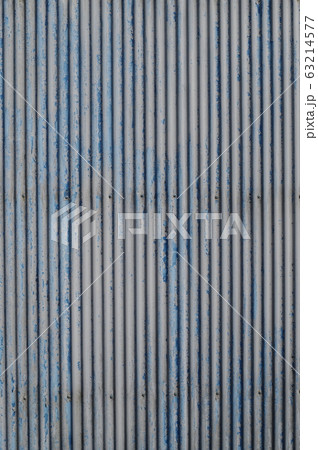 青色の古びたトタン板 63214577