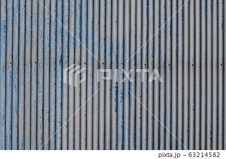 青色の古びたトタン板 63214582