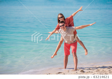 Little girl and happy dad having fun during beach vacation 63214621