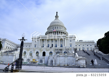 星条旗はためくアメリカ合衆国議会議事堂 63215059