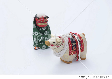 丑の人形と獅子舞の人形 丑の人形と獅子舞の人形 63216517