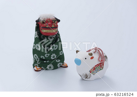 丑の人形と獅子舞の人形 63216524