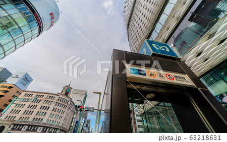 日本の東京都市景観　東京・銀座（東日本大震災9年・新型コロナ）上空に突然暗雲が迫る＝11日 63218631