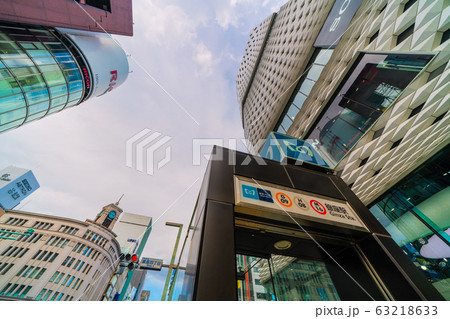 日本の東京都市景観　東京・銀座（東日本大震災9年・新型コロナ）上空に突然暗雲が迫る＝11日 63218633