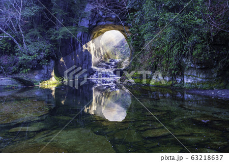 (千葉県)亀岩の洞窟/濃溝の滝 ハート型の光芒 (千葉県)亀岩の洞窟/濃溝の滝 ハート型の光芒 63218637