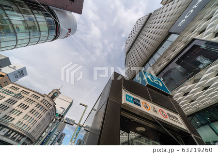 日本の東京都市景観　東京・銀座（東日本大震災9年・新型コロナ）上空に突然暗雲＝11日14時46分 63219260