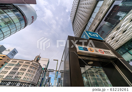 日本の東京都市景観　東京・銀座（東日本大震災9年・新型コロナ）上空に突然暗雲＝11日14時46分 63219261