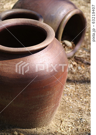 置かれたツボ 63219407