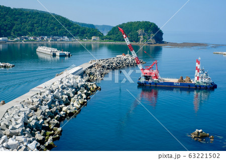 【北海道】ウトロ港のクレーン船 63221502