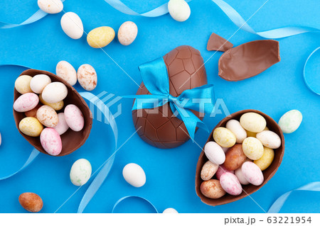 Chocolate Easter eggs with colorful candies Chocolate Easter eggs with colorful candies 63221954