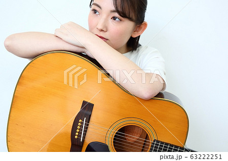 アコースティックギターと女性イメージ 63222251