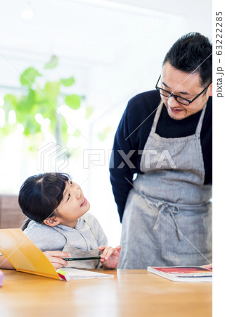 宿題をする女の子 63222285