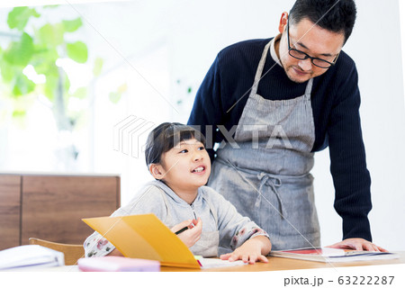 宿題をする女の子 宿題をする女の子 63222287