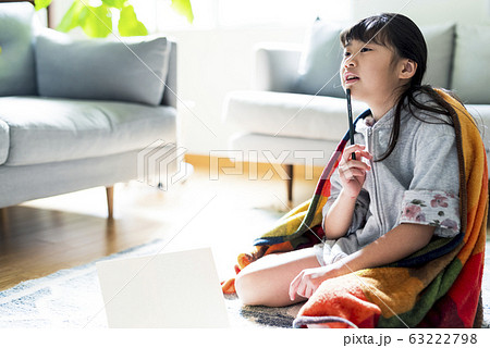 勉強する女の子 勉強する女の子 63222798