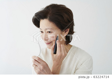 シニアビューティー　ベースメイク 63224714