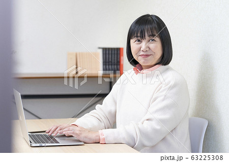 50代の女性　　笑顔 63225308
