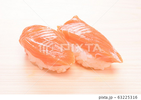 おいしいサーモン握り 63225316