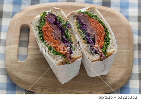 ローストビーフと野菜のカラフルなボリュームサンドイッチ 63225352