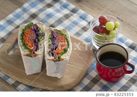 ローストビーフと野菜のカラフルなボリュームサンドイッチ 63225353