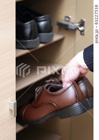 下駄箱 (シューズボックス 靴 スーツ 玄関 ボディパーツ 顔なし ビジネス 仕事 手 出勤 帰宅) 下駄箱 (シューズボックス 靴 スーツ 玄関 ボディパーツ 顔なし ビジネス 仕事 手 出勤 帰宅) 63227538
