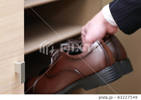 下駄箱 (シューズボックス 靴 スーツ 玄関 ボディパーツ 顔なし ビジネス 仕事 手 出勤 帰宅) 63227549