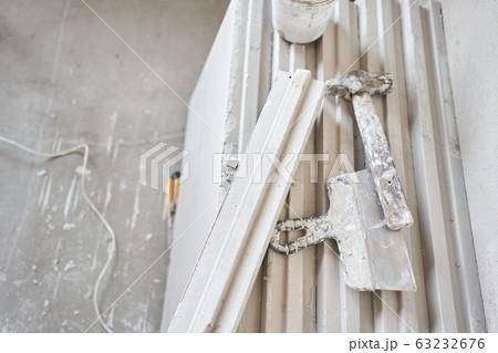 Gypsum plate. Construction of internal walls in the apartment using a plaster concrete plate with groove ridge. 63232676