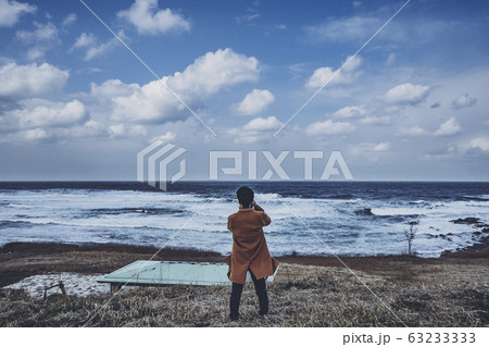 海を見る男性の後ろ姿 海を見る男性の後ろ姿 63233333