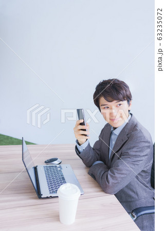 ビジネス スマホ 通話 5G web会議 パソコン ノートパソコン マウス テレワーク 男性 日本人 ビジネス スマホ 通話 5G web会議 パソコン ノートパソコン マウス テレワーク 男性 日本人 63235072