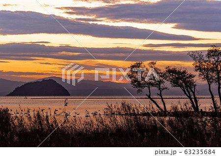琵琶湖の夕景　湖北みずどりステーションの前 63235684
