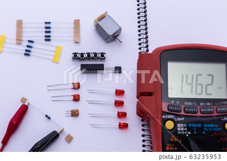 電子工作のイメージ。スケッチブックに乗せた電子工作部品。 63235953