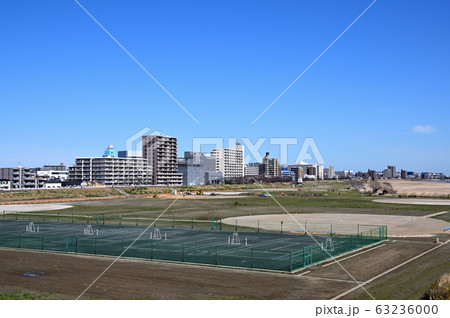 多摩川河川敷のテニスコートとビル 多摩川河川敷のテニスコートとビル 63236000