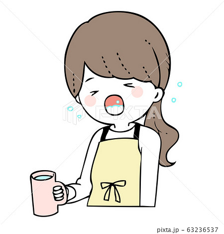 うがいをする女性 63236537