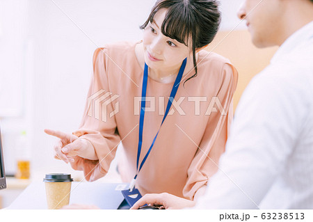 女性　ビジネス　オフィスワーク 63238513