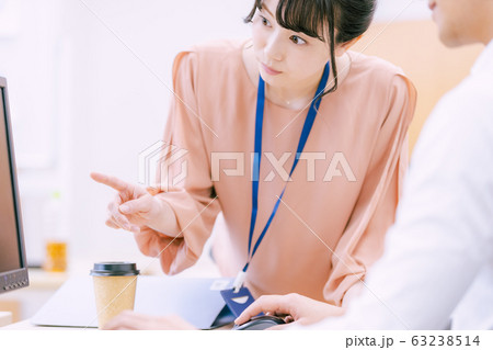 女性　ビジネス　オフィスワーク 63238514