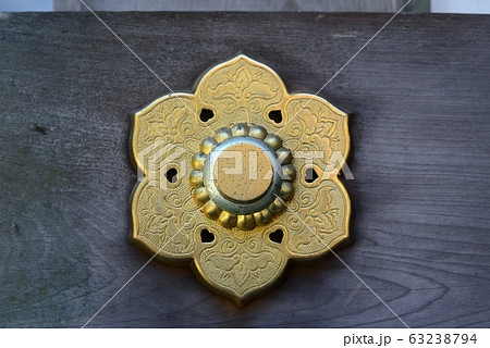 箕面瀧安寺御堂の六葉 箕面瀧安寺御堂の六葉 63238794