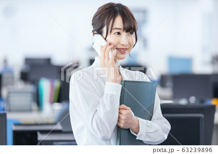 女性 ビジネス スマホ 携帯電話 女性 ビジネス スマホ 携帯電話 63239896
