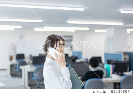 女性　ビジネス　スマホ　携帯電話 63239897