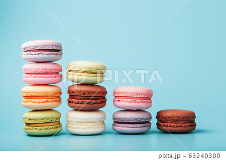 Macaroni cookies of different colors are arranged 63240300