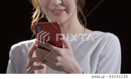 女性　スマートフォン 63241239