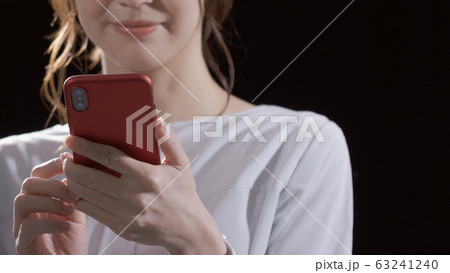 女性 スマートフォン 女性 スマートフォン 63241240