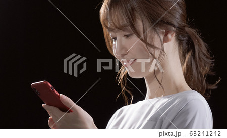 女性 スマートフォン 女性 スマートフォン 63241242