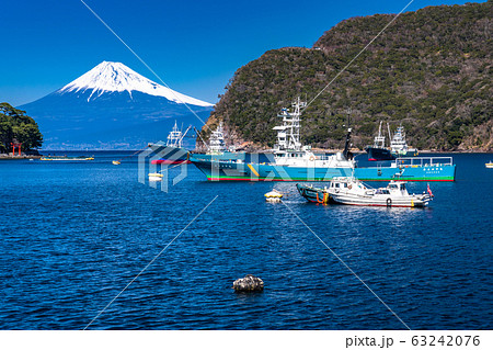 《静岡県》富士山を望む戸田港の眺め 63242076