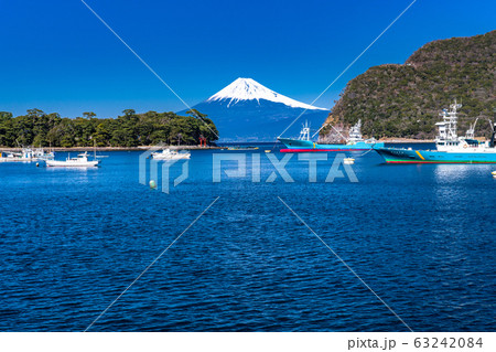 《静岡県》富士山を望む戸田港の眺め 63242084