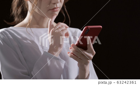 女性　スマートフォン 63242361