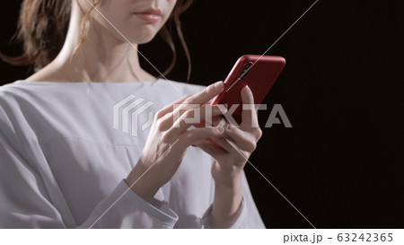 女性 スマートフォン 女性 スマートフォン 63242365