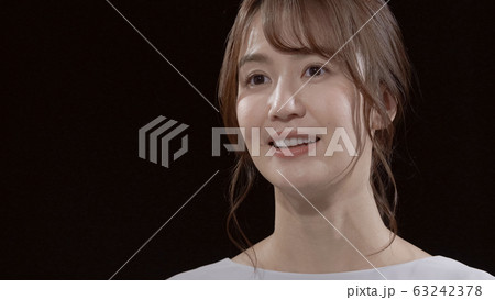 女性　インタビュー 63242378