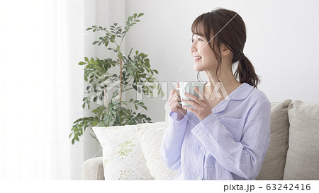 女性 起床 女性 起床 63242416
