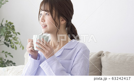 女性 起床 女性 起床 63242417