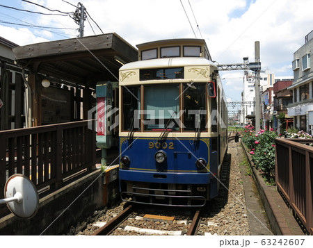 バラが彩りを添える5月の三ノ輪橋停留場（都電9000形） 63242607